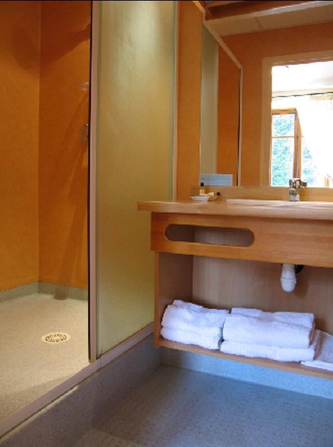 Hotel La Clairiere Chambon-sur-Dolore Rum bild